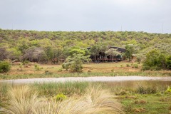 Metsi lodge vu depuis l'autre côté du point d'eau